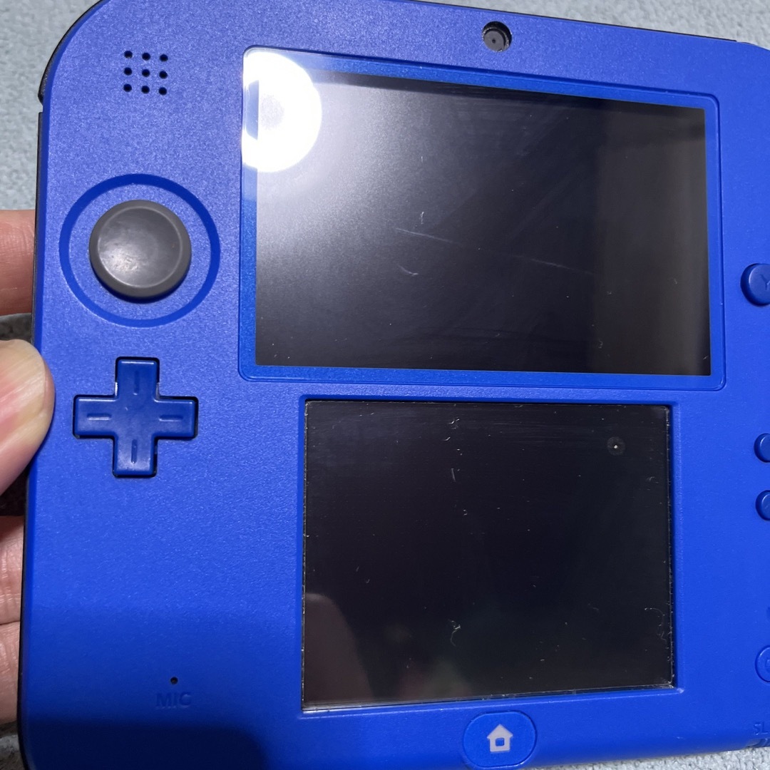 ニンテンドー2DS(ニンテンドー2DS)のNintendo 2DS 本体　ブルー エンタメ/ホビーのゲームソフト/ゲーム機本体(携帯用ゲーム機本体)の商品写真