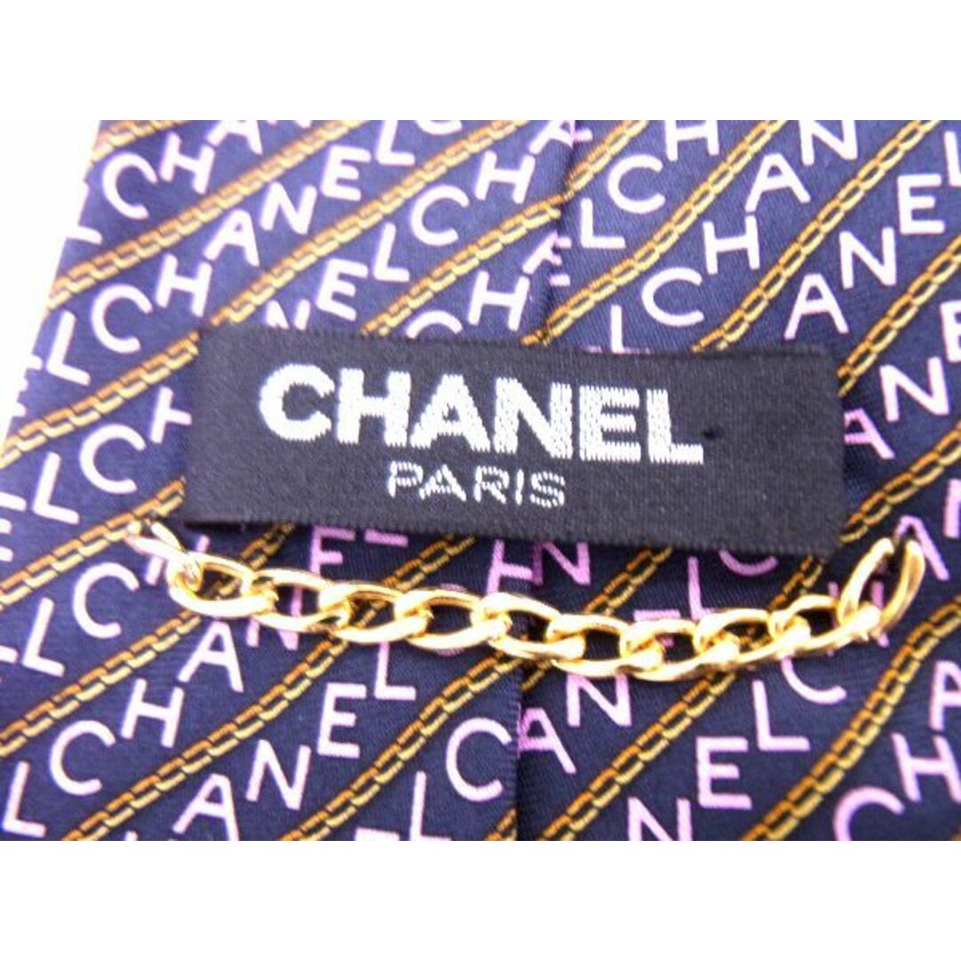 CHANEL(シャネル)の■新品■未使用■ CHANEL シャネル ロゴ シルク100％ 総柄 チェーン柄 ストライプ ネクタイ ビジネス 紳士 メンズ ネイビー系 AJ8955MZ レディースのファッション小物(その他)の商品写真