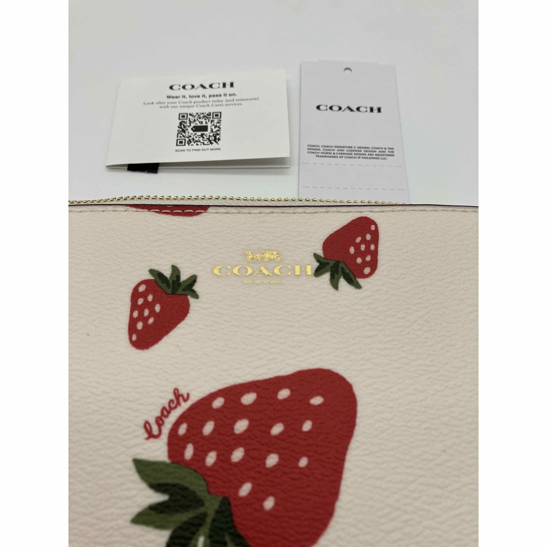 COACH(コーチ)の完売品【COACH CH535】コーナージップリストレット 白　ストロベリー レディースのファッション小物(ポーチ)の商品写真