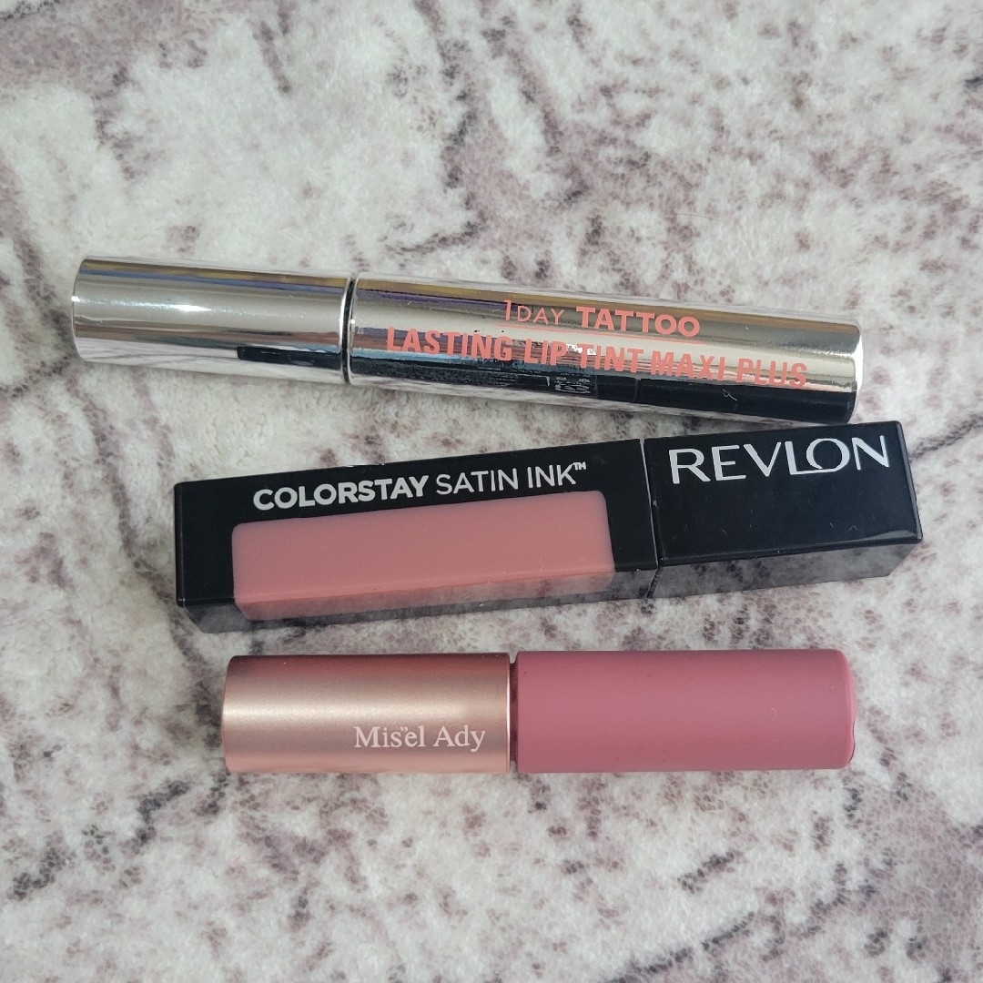 REVLON(レブロン)のREVLON　スキューズミー　1DAY TATTOO　リップグロス　口紅ティント コスメ/美容のベースメイク/化粧品(リップグロス)の商品写真