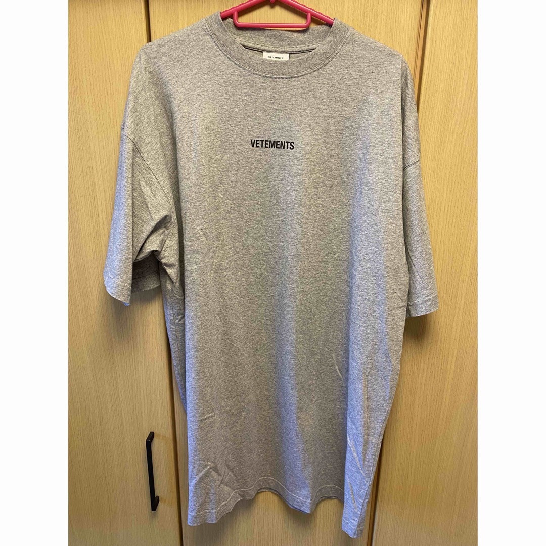 VETEMENTS(ヴェトモン)の正規未使用 21SS VETEMENTS ヴェトモン ロゴ パッチ Tシャツ メンズのトップス(Tシャツ/カットソー(半袖/袖なし))の商品写真