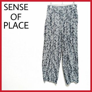 センスオブプレイスバイアーバンリサーチ(SENSE OF PLACE by URBAN RESEARCH)の美品　SENSE OF PLACE　アートフラワーパンツ　光沢　落ち感　主役　○(カジュアルパンツ)