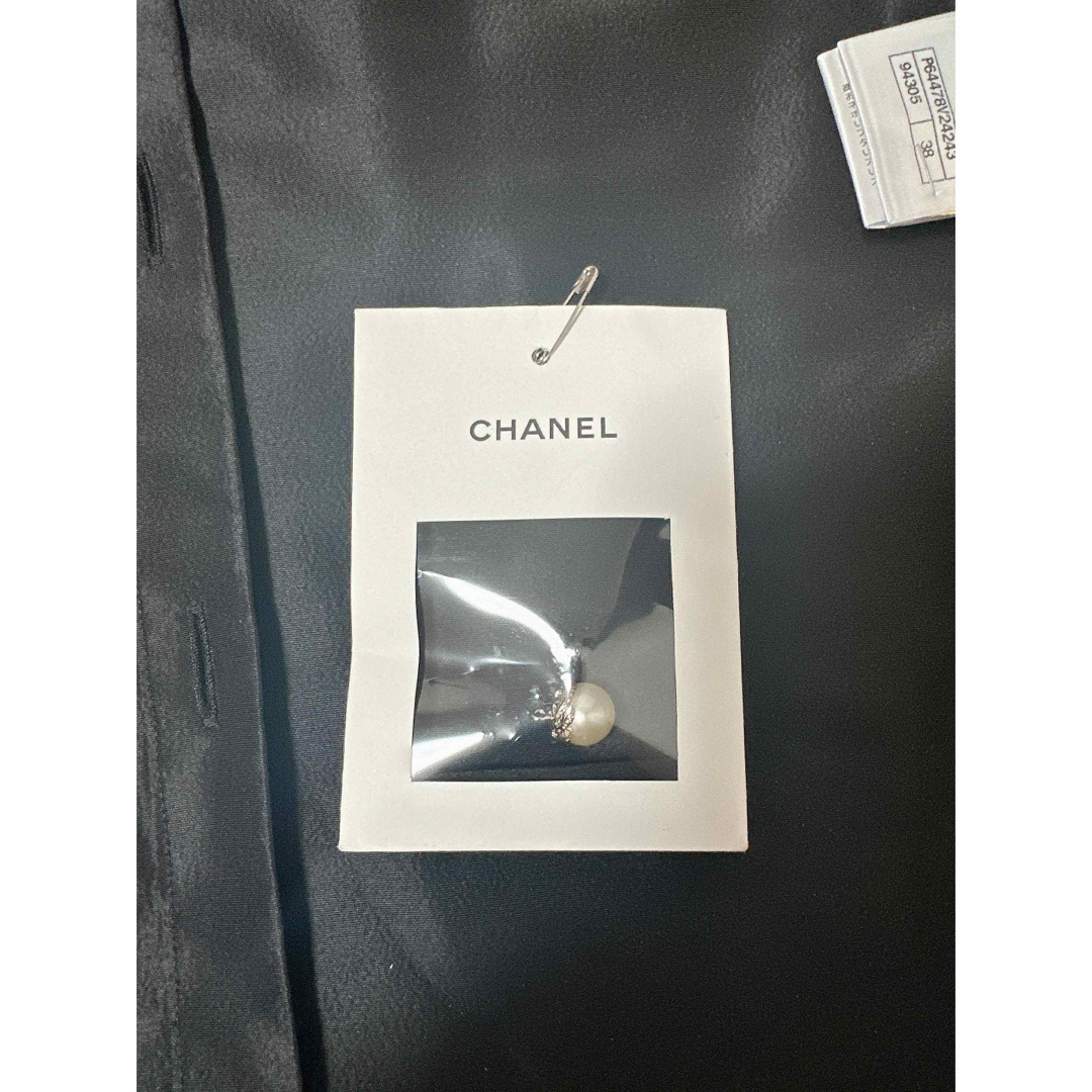 CHANEL(シャネル)のシャネル CHANEL シルク ビッグパール ブラウス レディースのトップス(シャツ/ブラウス(長袖/七分))の商品写真