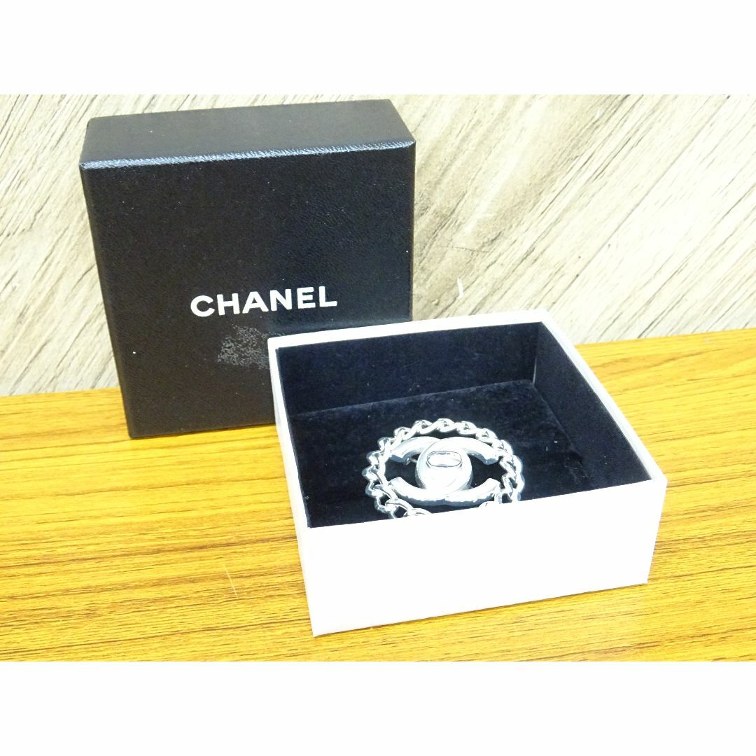 CHANEL(シャネル)のK梅011/ シャネル ブローチ ココマーク  97 A 刻印 箱付 レディースのアクセサリー(ブローチ/コサージュ)の商品写真