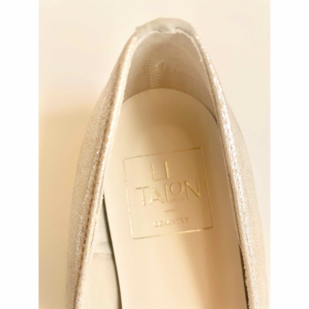 Le Talon(ルタロン)の【新品】LE TALON  スクエアVカットフラット　シルバー24cm  箱無し レディースの靴/シューズ(バレエシューズ)の商品写真