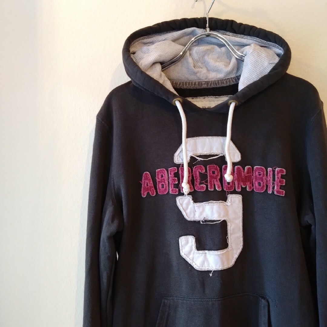 Abercrombie&Fitch(アバクロンビーアンドフィッチ)のアバクロンビー　Abercrombie　パーカー　ロゴ　ブラック レディースのトップス(パーカー)の商品写真