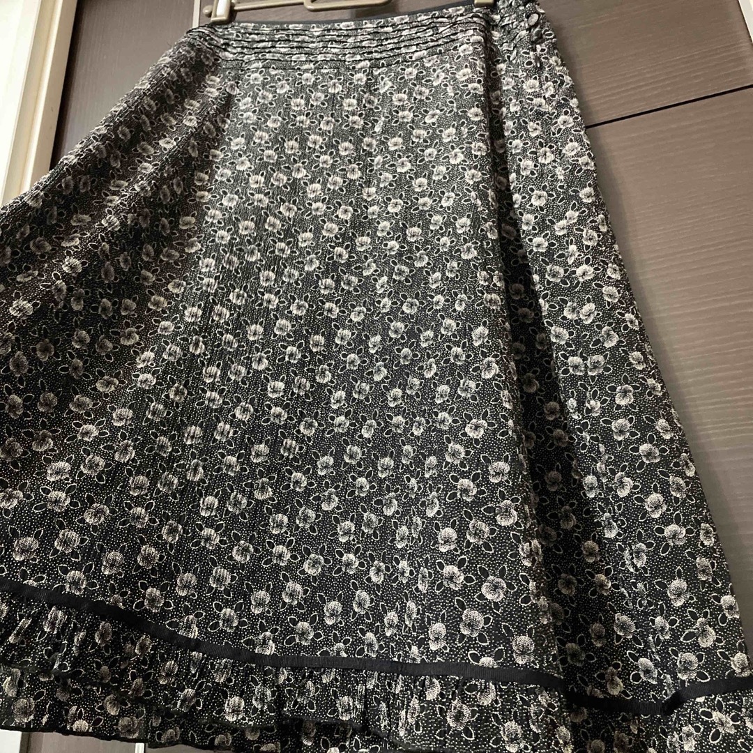 LAURA ASHLEY(ローラアシュレイ)のローラアシュレイ　スカート　シルク100   ミモレ丈 レディースのスカート(ひざ丈スカート)の商品写真