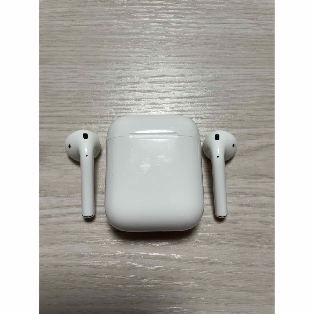 Apple(アップル)のairpods エアーポッズ　apple アップル　第二世代 スマホ/家電/カメラのオーディオ機器(ヘッドフォン/イヤフォン)の商品写真