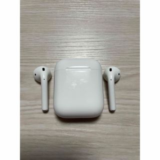 アップル(Apple)のairpods エアーポッズ　apple アップル　第二世代(ヘッドフォン/イヤフォン)