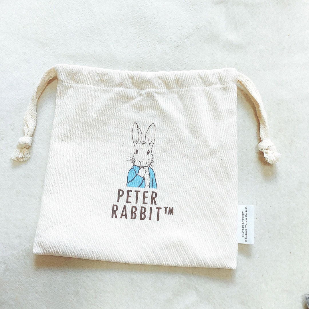 PETER RABBIT（TM）(ピーターラビット)のピーターラビット⭐️5本指ソックス/2柄各1足⭐️巾着ポーチ⭐️23〜25cm レディースのレッグウェア(ソックス)の商品写真