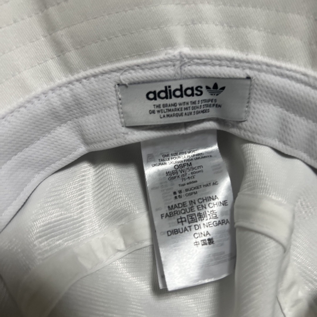 adidas(アディダス)のadidas バケットハット　白　美品 レディースの帽子(ハット)の商品写真