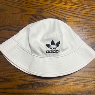 アディダス(adidas)のadidas バケットハット　白　美品(ハット)