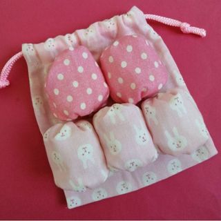 ♡うさぎピンク♡手作りお手玉5個セット(巾着付き)(知育玩具)