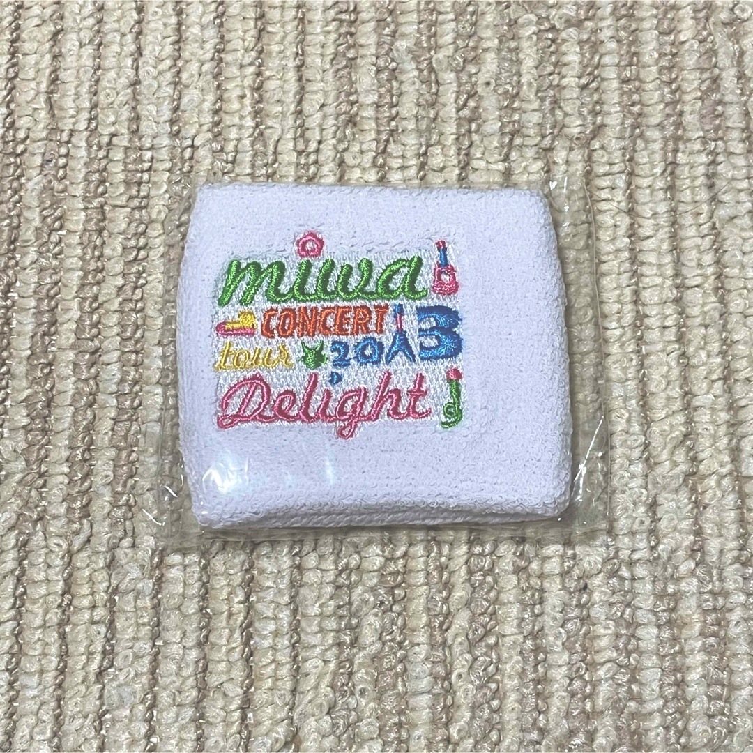 miwa delight リストバンド エンタメ/ホビーのタレントグッズ(ミュージシャン)の商品写真