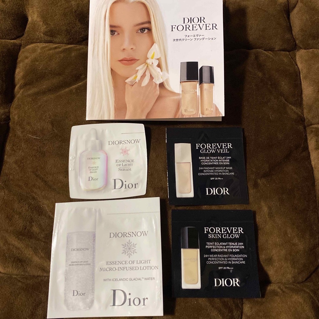 Dior(ディオール)のディオール　サンプル　スノー　フォーエヴァー コスメ/美容のキット/セット(サンプル/トライアルキット)の商品写真