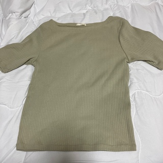 ジーユー(GU)のカーキ 薄黄緑 GU トップス カットソー Tシャツ(カットソー(半袖/袖なし))