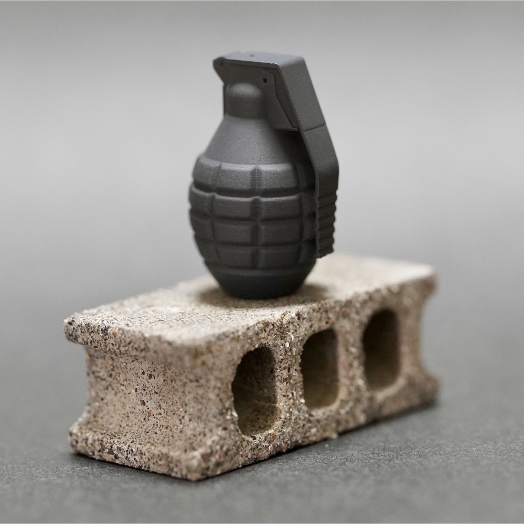 ミニチュア 手榴弾 ブラック(小) ハンドグレネード ミリタリー サバゲー エンタメ/ホビーのフィギュア(ミリタリー)の商品写真