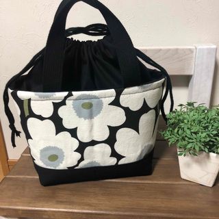 マリメッコ(marimekko)のランチトートバッグ  保温保冷バック　マリメッコ　ウニッコ柄　(ランチボックス巾着)