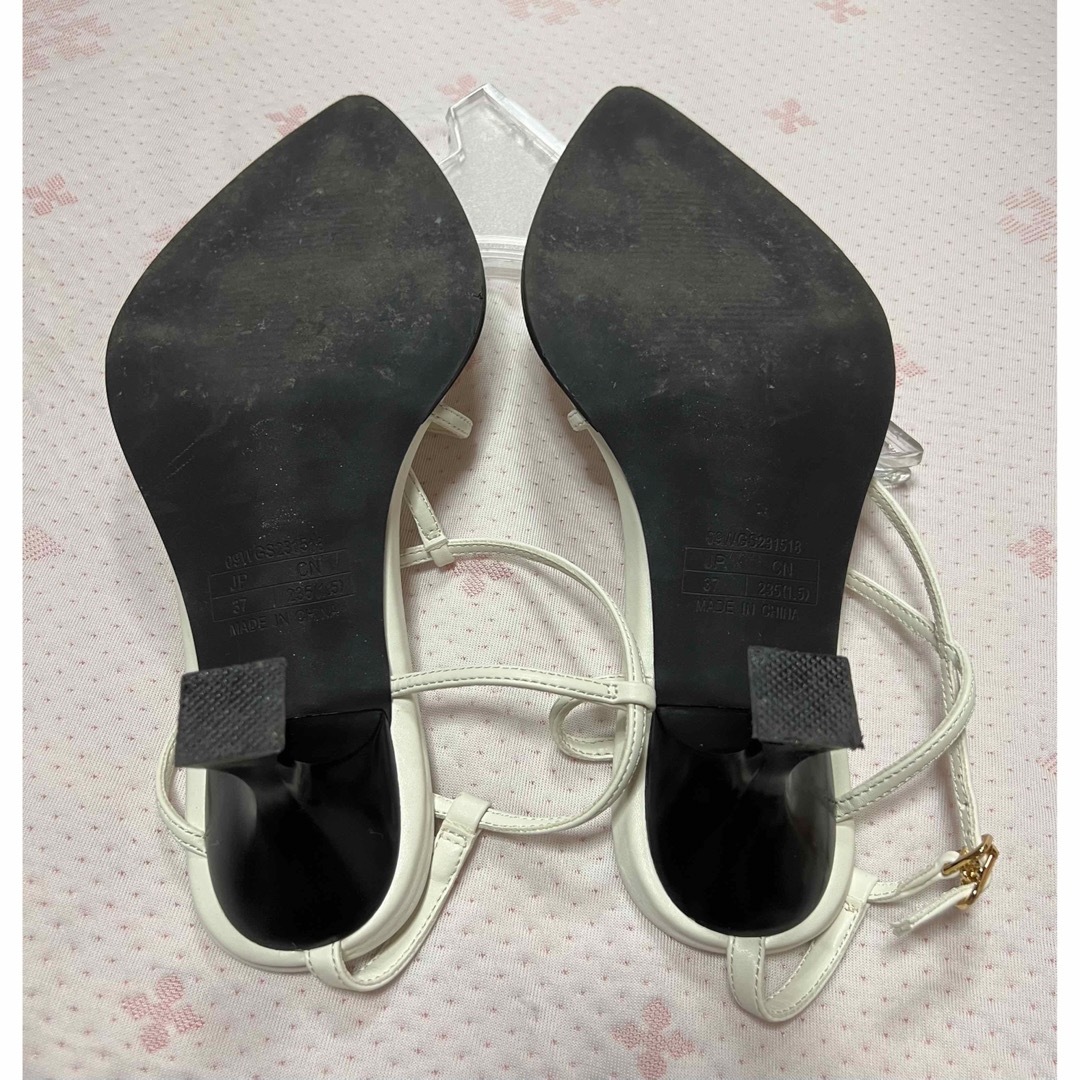 Mila Owen(ミラオーウェン)のミラオーウェン　ポインテッドTストラップパンプス　白 レディースの靴/シューズ(サンダル)の商品写真