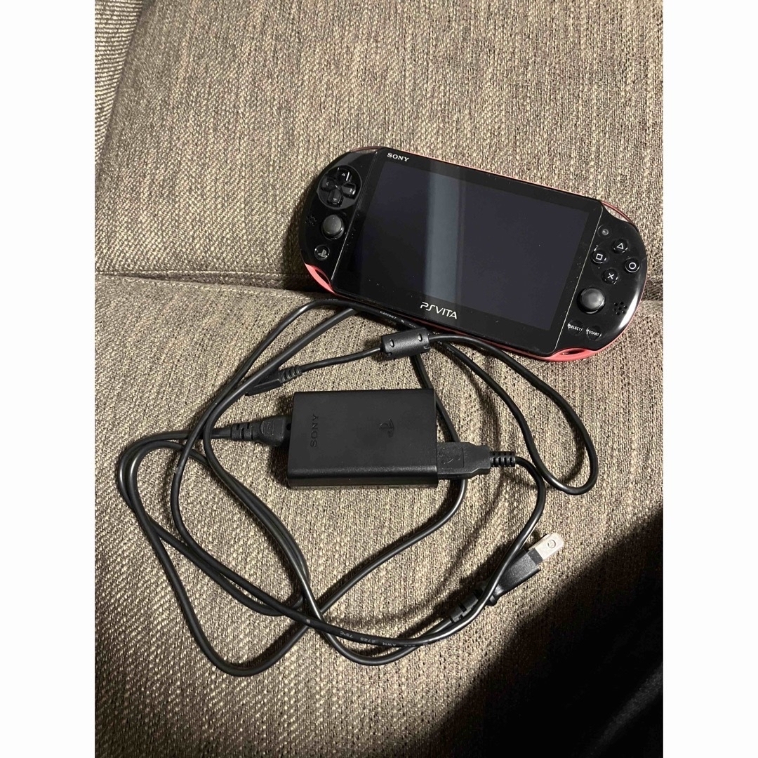 PlayStation Vita(プレイステーションヴィータ)の動作確認済　PS Vita 本体ピンクブラック　充電器付き エンタメ/ホビーのゲームソフト/ゲーム機本体(携帯用ゲーム機本体)の商品写真