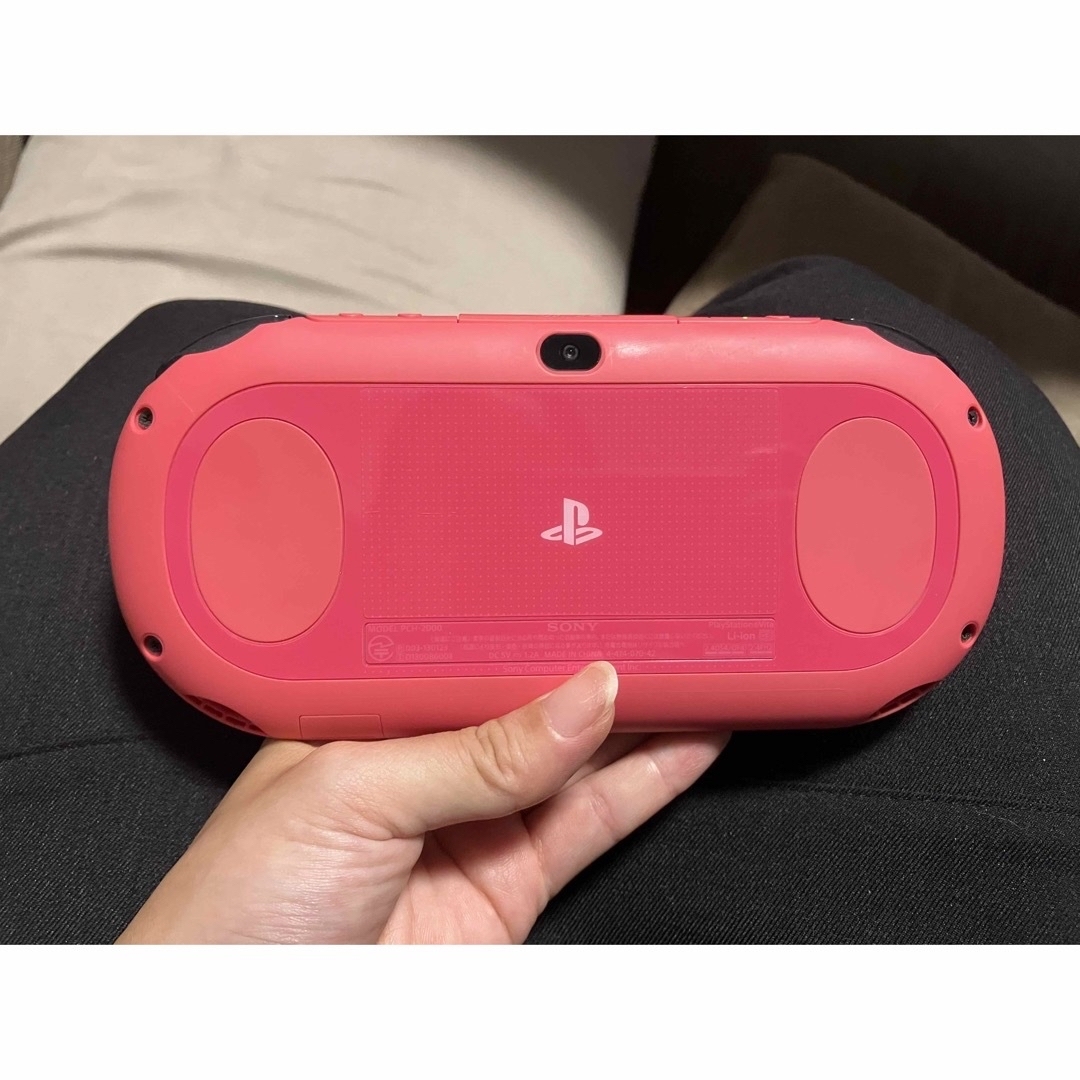 PlayStation Vita(プレイステーションヴィータ)の動作確認済　PS Vita 本体ピンクブラック　充電器付き エンタメ/ホビーのゲームソフト/ゲーム機本体(携帯用ゲーム機本体)の商品写真