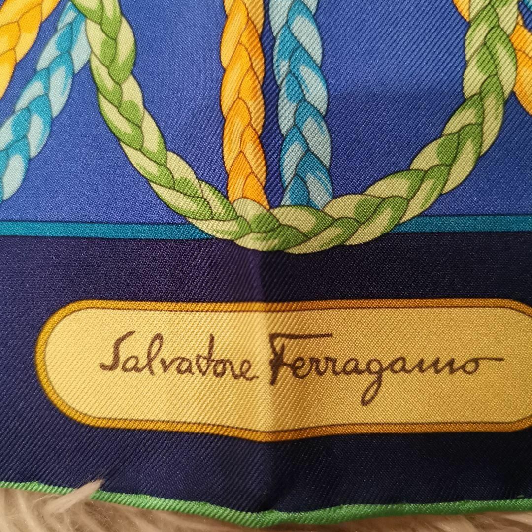 Salvatore Ferragamo(サルヴァトーレフェラガモ)の1400未使用 サルヴァトーレフェラガモ　スカーフ　シルク　花柄　ヴィンテージ レディースのファッション小物(バンダナ/スカーフ)の商品写真