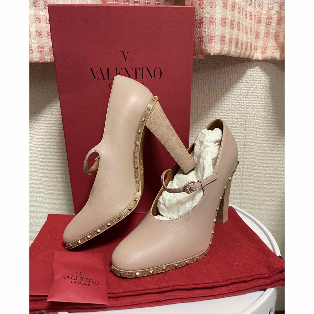 valentino garavani(ヴァレンティノガラヴァーニ)の美品！状態考慮！ヴァレンティノ　スタッズ　パンプス　くすみピンクベージュ　ヒール レディースの靴/シューズ(ハイヒール/パンプス)の商品写真