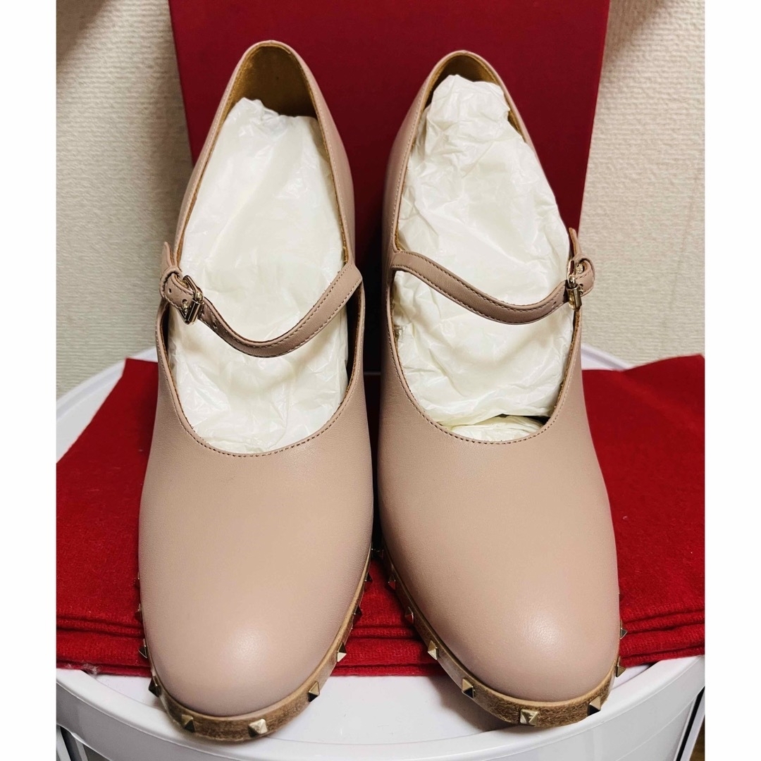 valentino garavani(ヴァレンティノガラヴァーニ)の美品！状態考慮！ヴァレンティノ　スタッズ　パンプス　くすみピンクベージュ　ヒール レディースの靴/シューズ(ハイヒール/パンプス)の商品写真