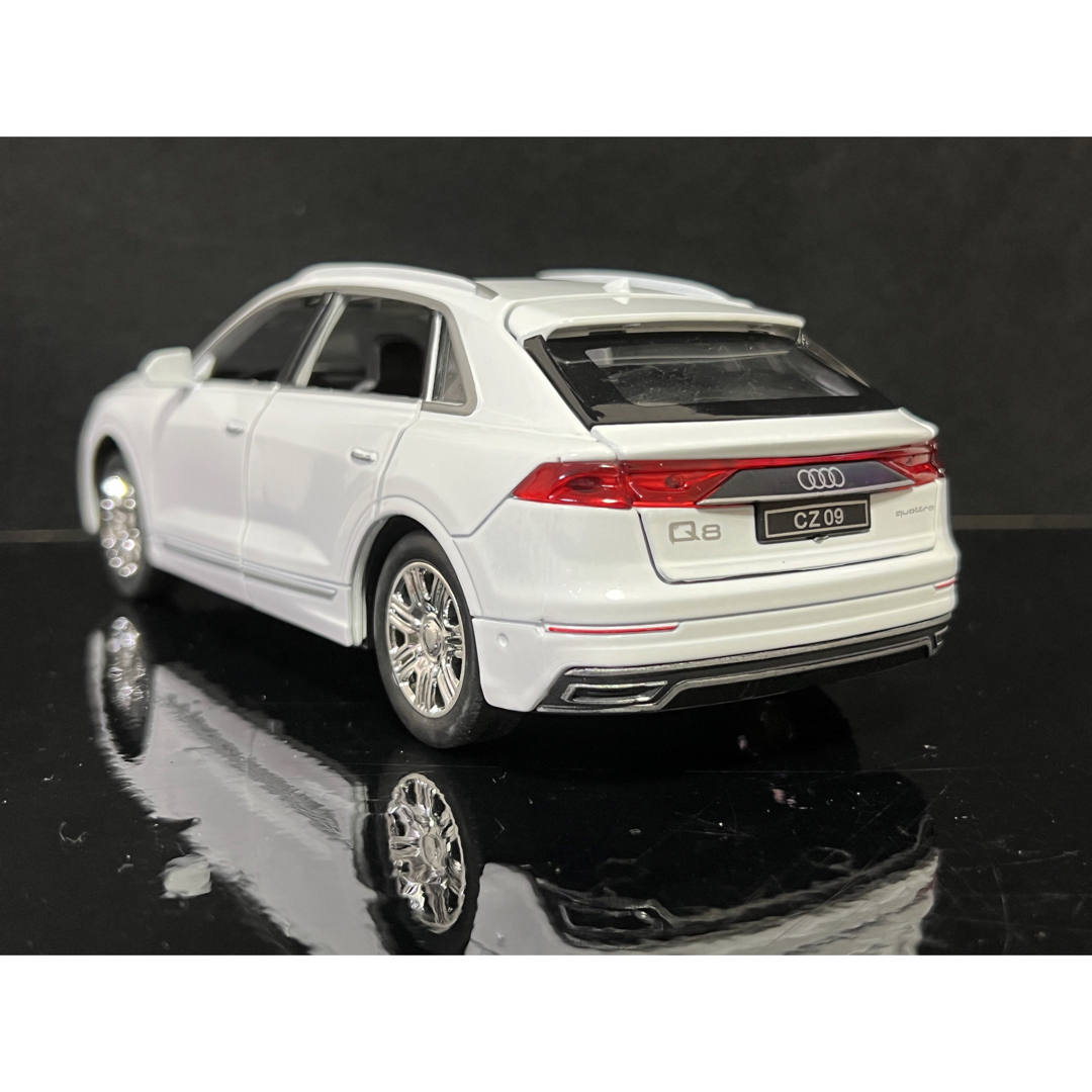 アウディAudi Q8 ミニカー 1/24 ホワイト H146 6