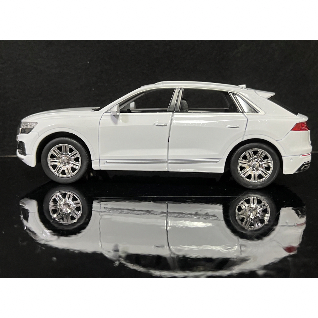 アウディAudi Q8 ミニカー 1/24 ホワイト H146 5