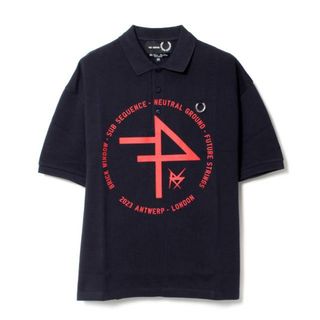 フレッドペリー(FRED PERRY)の【新品未使用】 FRED PERRY×RAF SIMONS フレッドペリー＆ラフシモンズ ポロシャツ Raf Simons Oversized Printed Polo Shirt ラフシモンズオーバーサイズドプリンテッドポロシャツ オーバーサイズ 半袖 コットン SM4203 【Lサイズ/NAVY BLUE】(ポロシャツ)