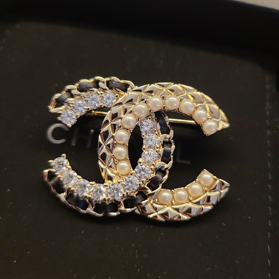 CHANEL - CHANEL ブローチ パール レザー 正規品 未使用の通販 by おー