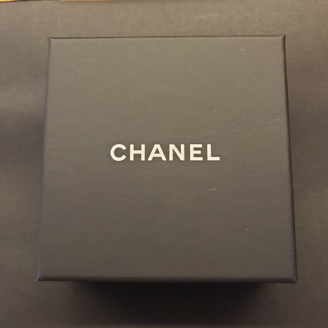 CHANEL(シャネル)のCHANEL ブローチ ゴールド 正規品 未使用 レディースのアクセサリー(ブローチ/コサージュ)の商品写真