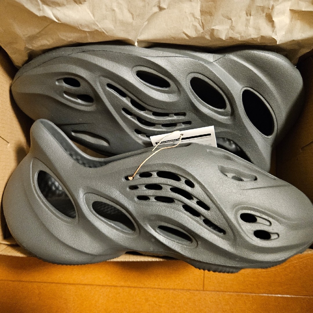 YEEZY（adidas）(イージー)のadidas YEEZY Foam Runner Carbon 27.5cm メンズの靴/シューズ(サンダル)の商品写真