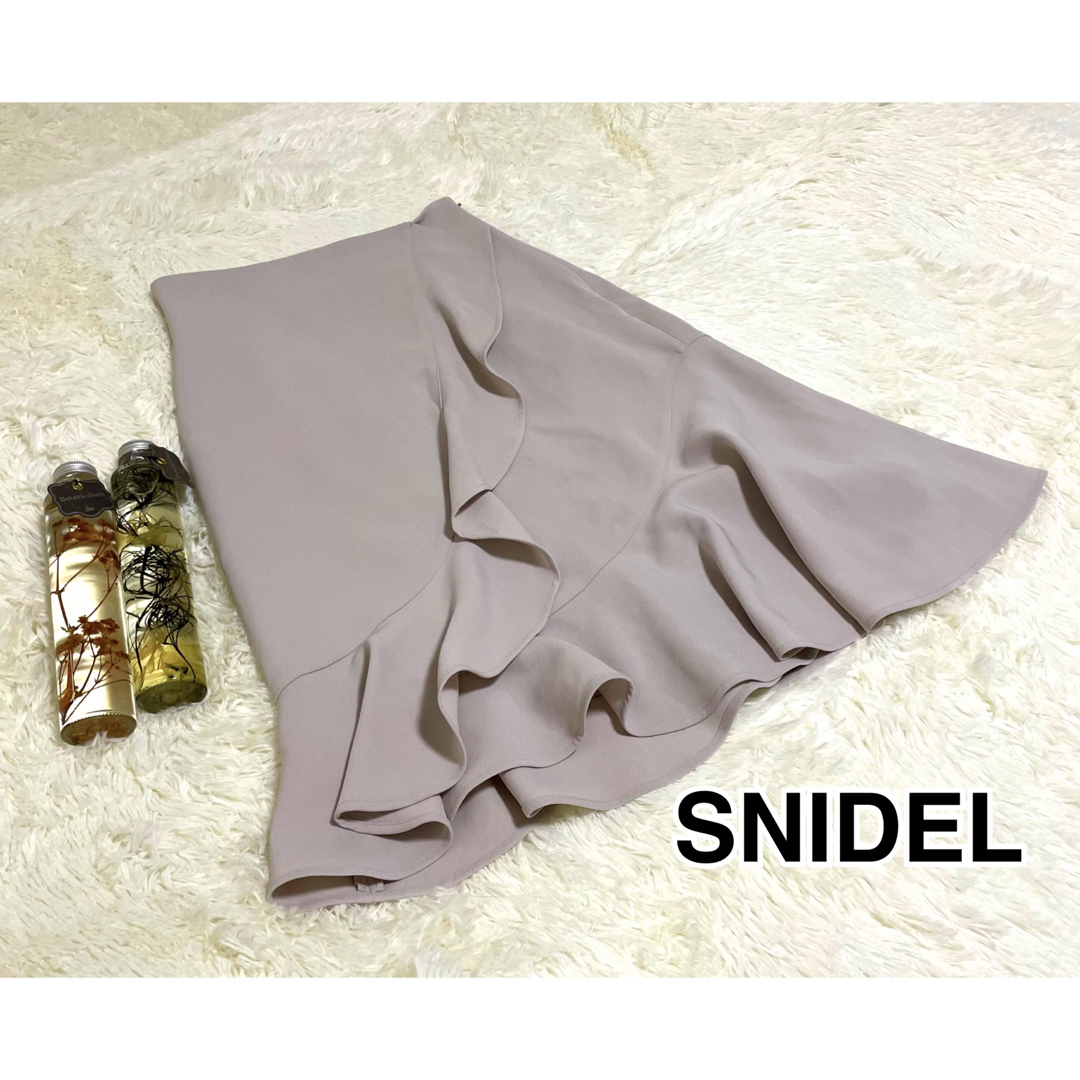 SNIDEL(スナイデル)の美品　スナイデル　フリルスカート　0 S ライトグレー　ひざ丈 レディースのスカート(ひざ丈スカート)の商品写真