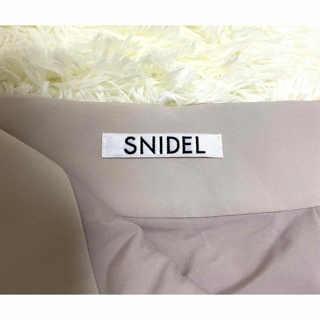 SNIDEL(スナイデル)の美品　スナイデル　フリルスカート　0 S ライトグレー　ひざ丈 レディースのスカート(ひざ丈スカート)の商品写真