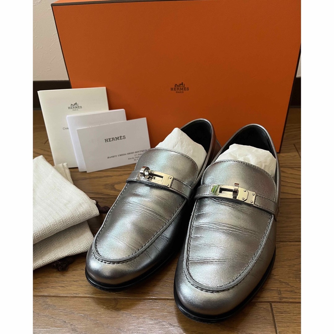 Hermes(エルメス)のセール！エルメス  モカシンデスタン　37　限定品　シルバー　ローファー レディースの靴/シューズ(ローファー/革靴)の商品写真