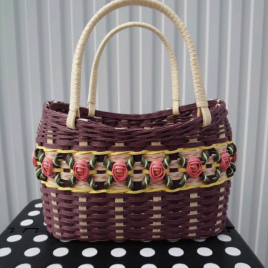 A182 花模様かごバッグ (ミニ、ココア) ハンドメイド レディースのバッグ(かごバッグ/ストローバッグ)の商品写真
