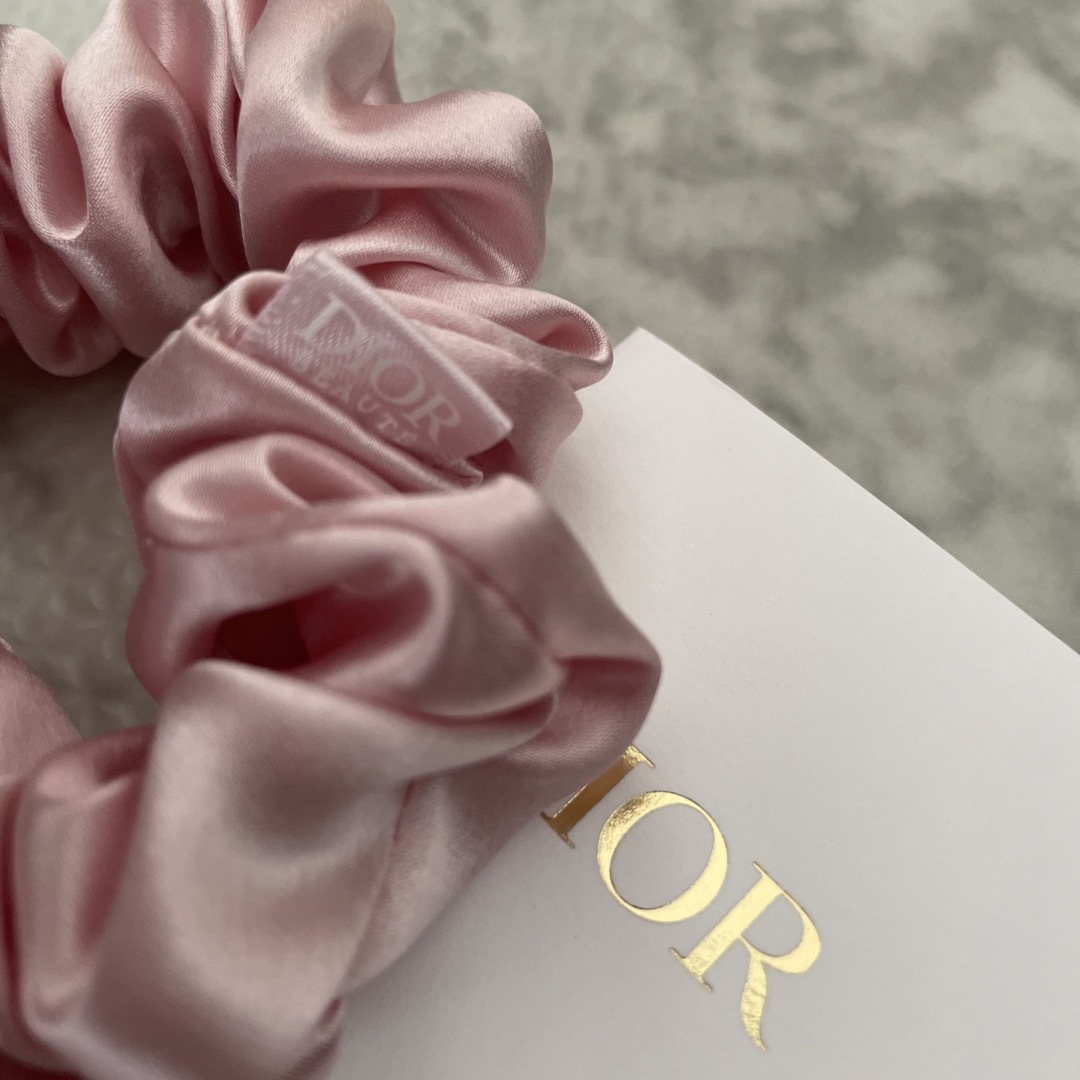 Dior(ディオール)のdior シュシュ ノベルティ🤍🩷 レディースのヘアアクセサリー(ヘアゴム/シュシュ)の商品写真