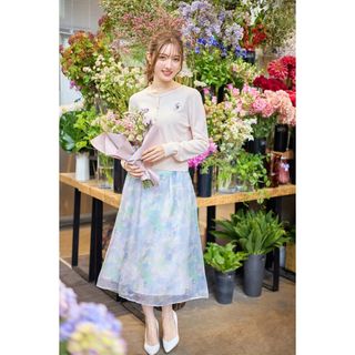 トッコクローゼット(TOCCO closet)のウォーターカラーパンジープリントオーガンジータックフレアスカート(ひざ丈スカート)