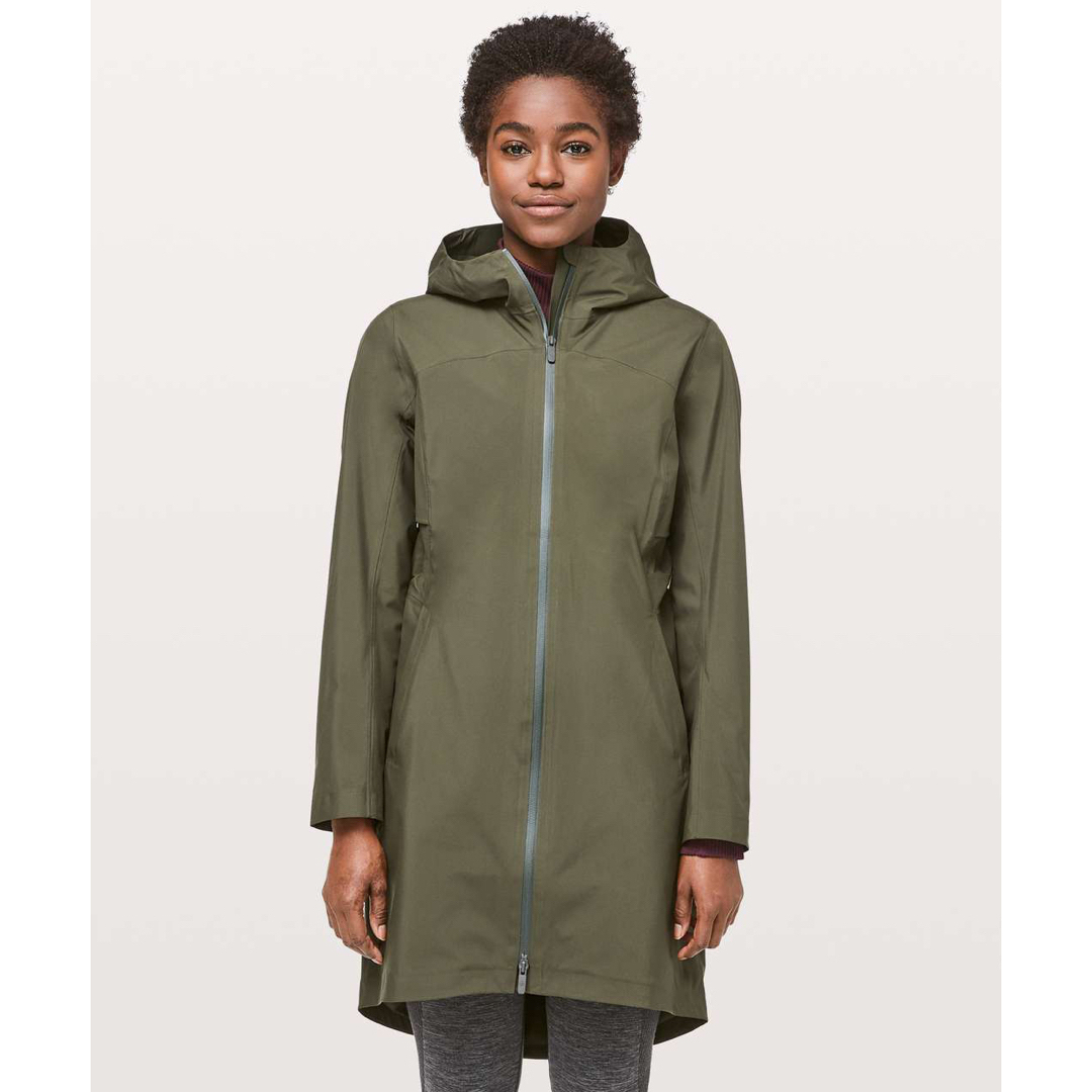 lululemon(ルルレモン)のルルレモン　Rain Rebel Jacket ヨガ　レインコート スポーツ/アウトドアのトレーニング/エクササイズ(ヨガ)の商品写真