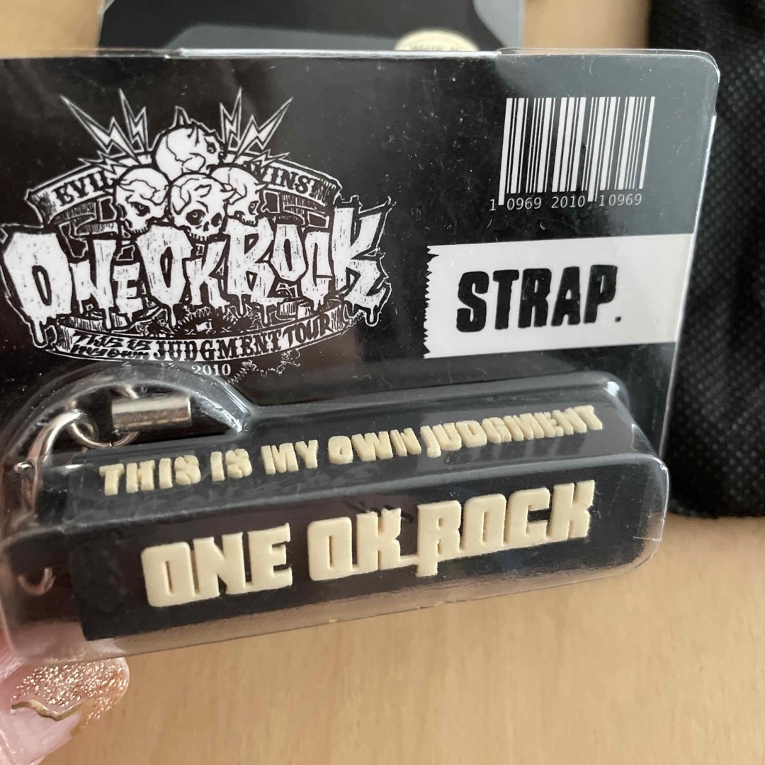 ONE OK ROCK(ワンオクロック)のONEOKROCKワンオクロック グッズ3点セット　 エンタメ/ホビーのタレントグッズ(ミュージシャン)の商品写真
