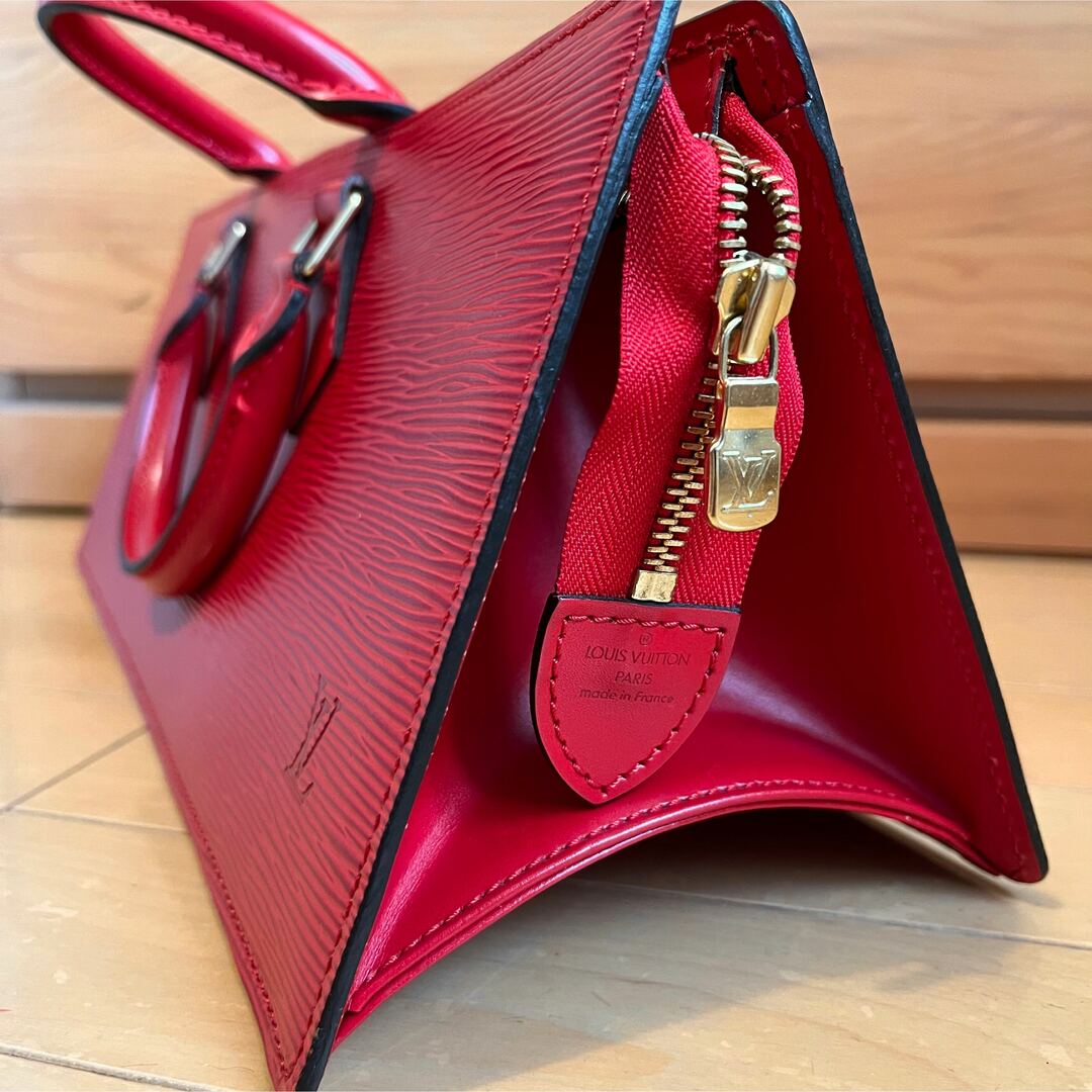 LOUIS VUITTON(ルイヴィトン)のルイヴィトン　LV LOUIS VUITTON エピ　サック　トリアングル　赤 レディースのバッグ(ハンドバッグ)の商品写真