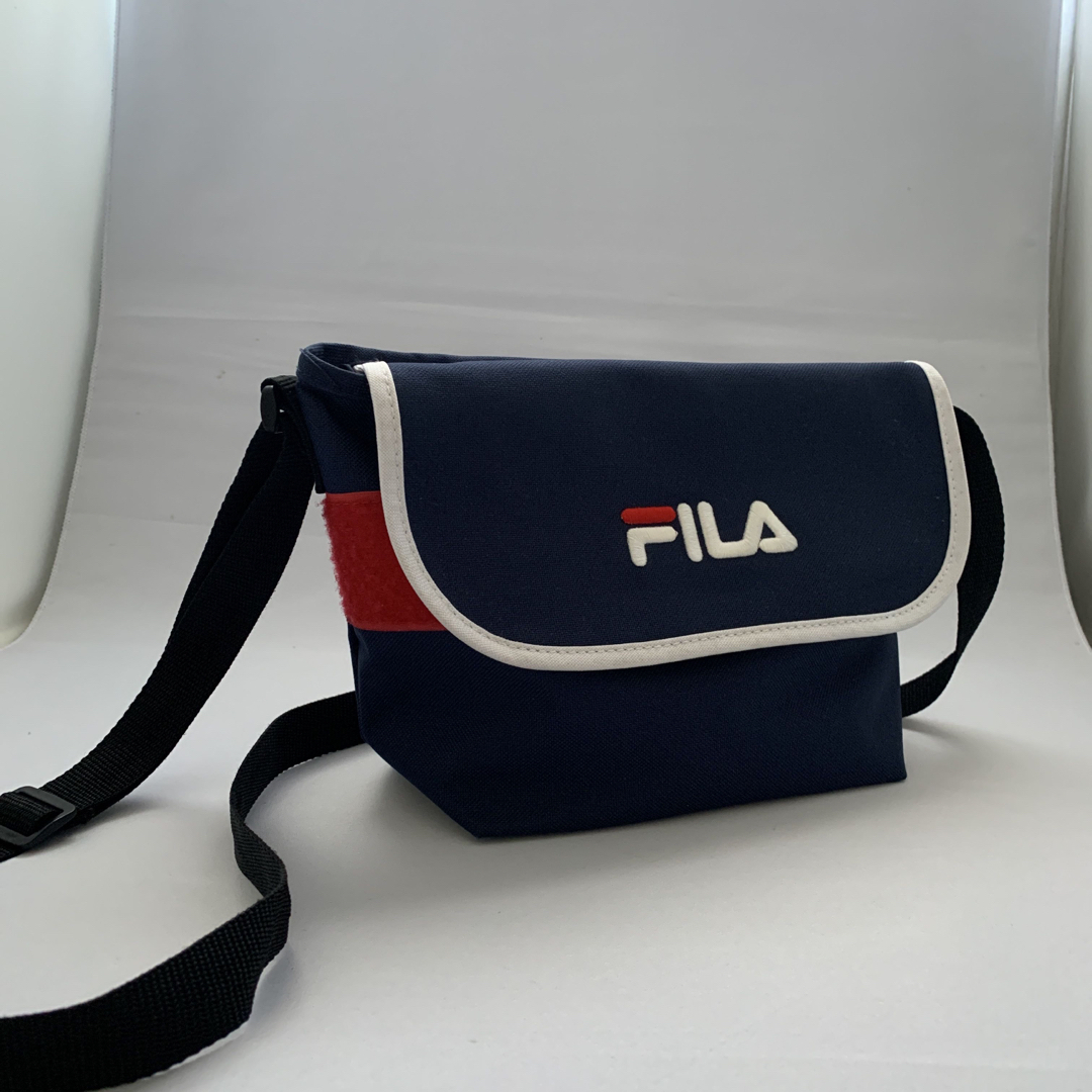 FILA(フィラ)のフィラFILAショルダーバッグ★紺×赤★内ポケット有ユニセックスカジュアル レディースのバッグ(ショルダーバッグ)の商品写真