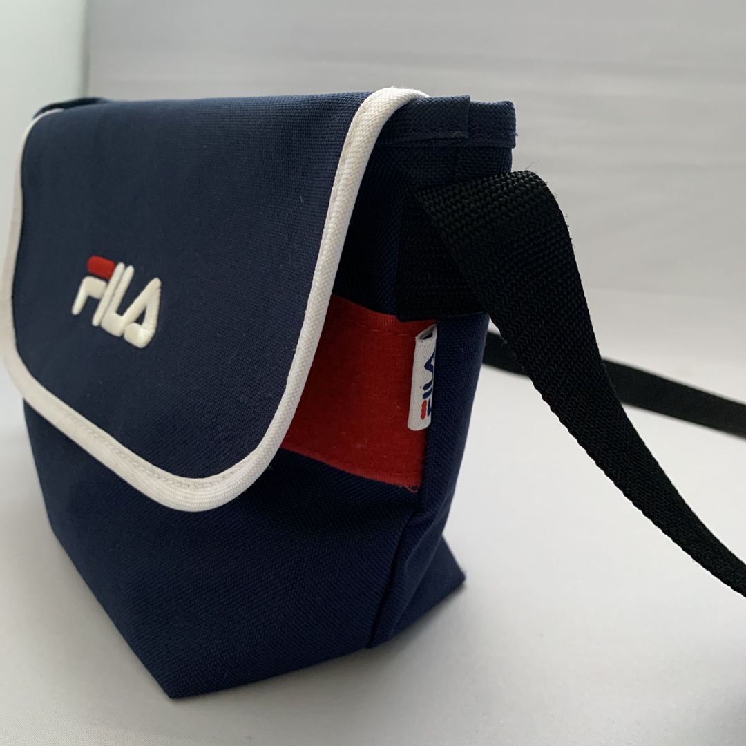 FILA(フィラ)のフィラFILAショルダーバッグ★紺×赤★内ポケット有ユニセックスカジュアル レディースのバッグ(ショルダーバッグ)の商品写真