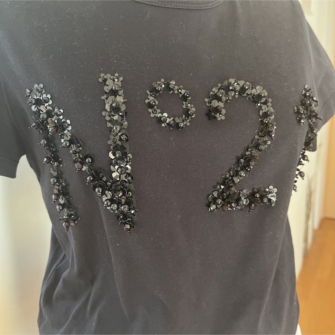 N°21(ヌメロヴェントゥーノ)のN°21★ヌメロヴェントゥーノ　スパンコールロゴ　黒Tシャツ レディースのトップス(Tシャツ(半袖/袖なし))の商品写真