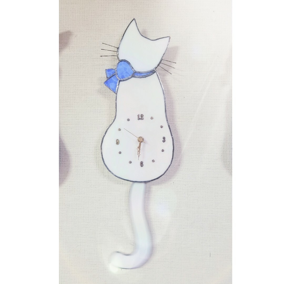 ステンドグラス　白猫のしっぽ振り壁掛け時計