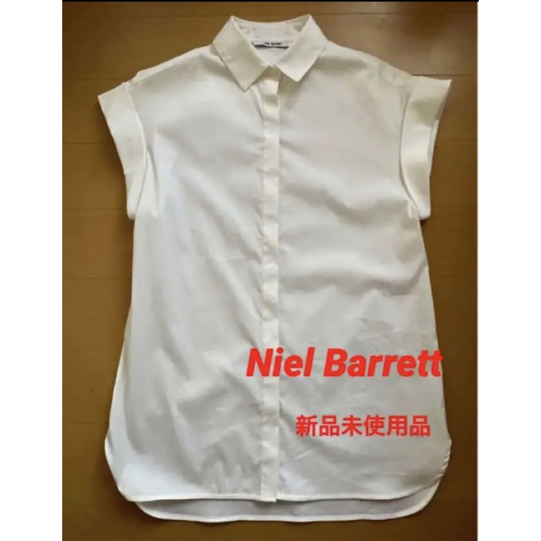 NEIL BARRETT(ニールバレット)の【新品未使用】ニールバレット　白シャツ レディースのトップス(シャツ/ブラウス(半袖/袖なし))の商品写真