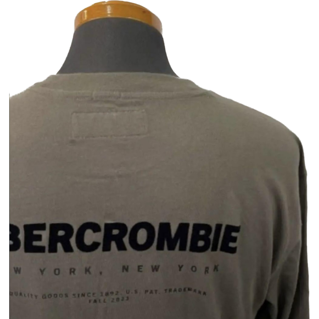 Abercrombie&Fitch(アバクロンビーアンドフィッチ)のアバクロ★メンズ★バックロ ゴのロングスリーブTOPSカーキオリーブ★サイズL メンズのトップス(Tシャツ/カットソー(七分/長袖))の商品写真