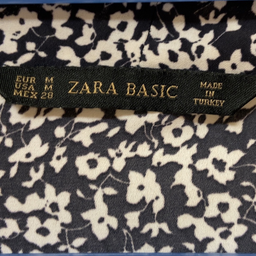 ZARA(ザラ)のZARA BASIC ブラウス　花柄 レディースのトップス(シャツ/ブラウス(長袖/七分))の商品写真